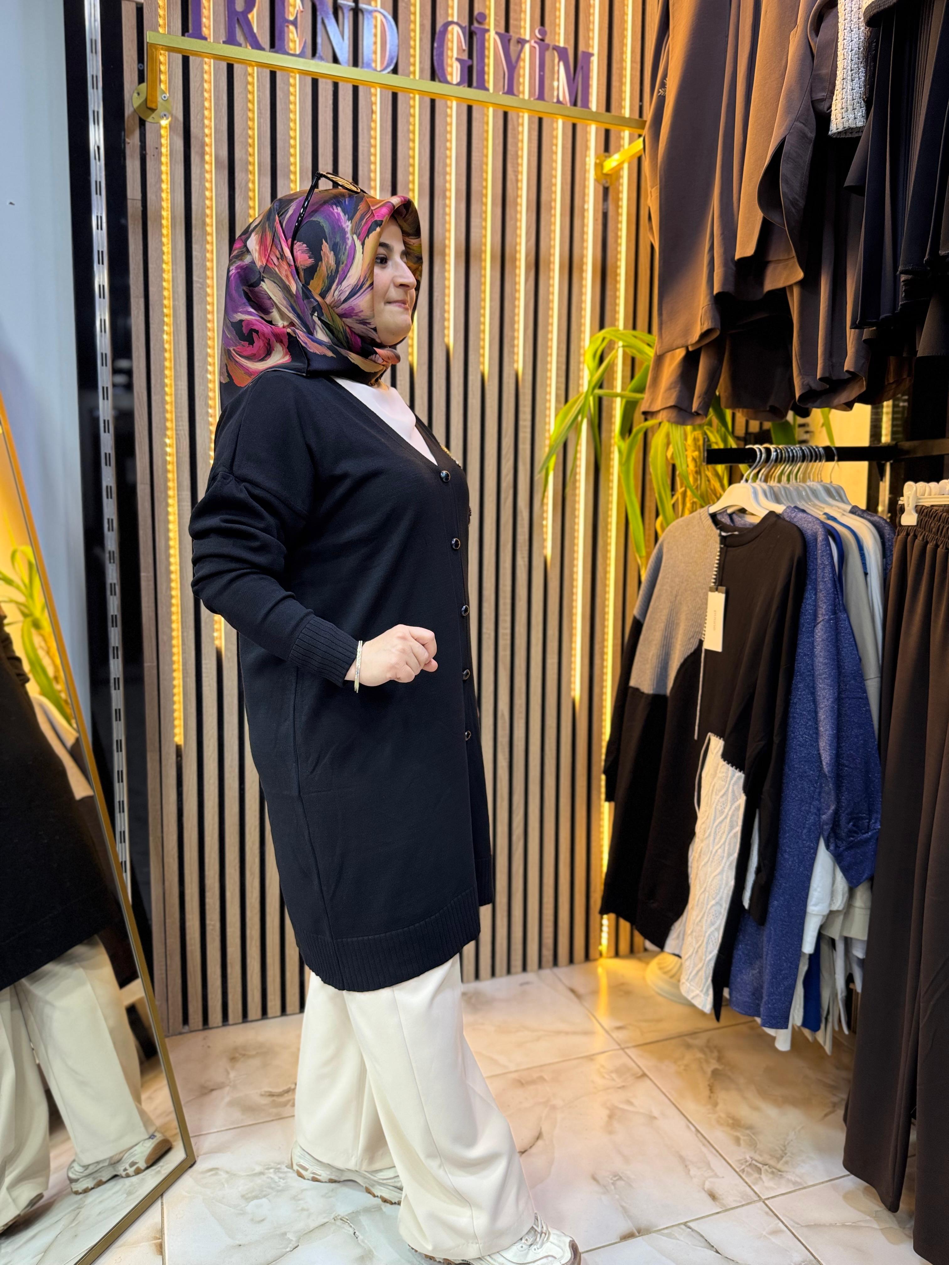 NEFİSE GÜL DETAYLI MERSERİZE HIRKA SİYAH HM01