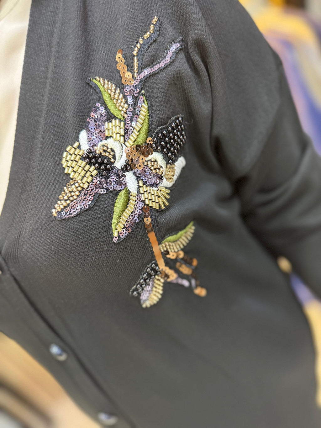 NEFİSE GÜL DETAYLI MERSERİZE HIRKA SİYAH HM01