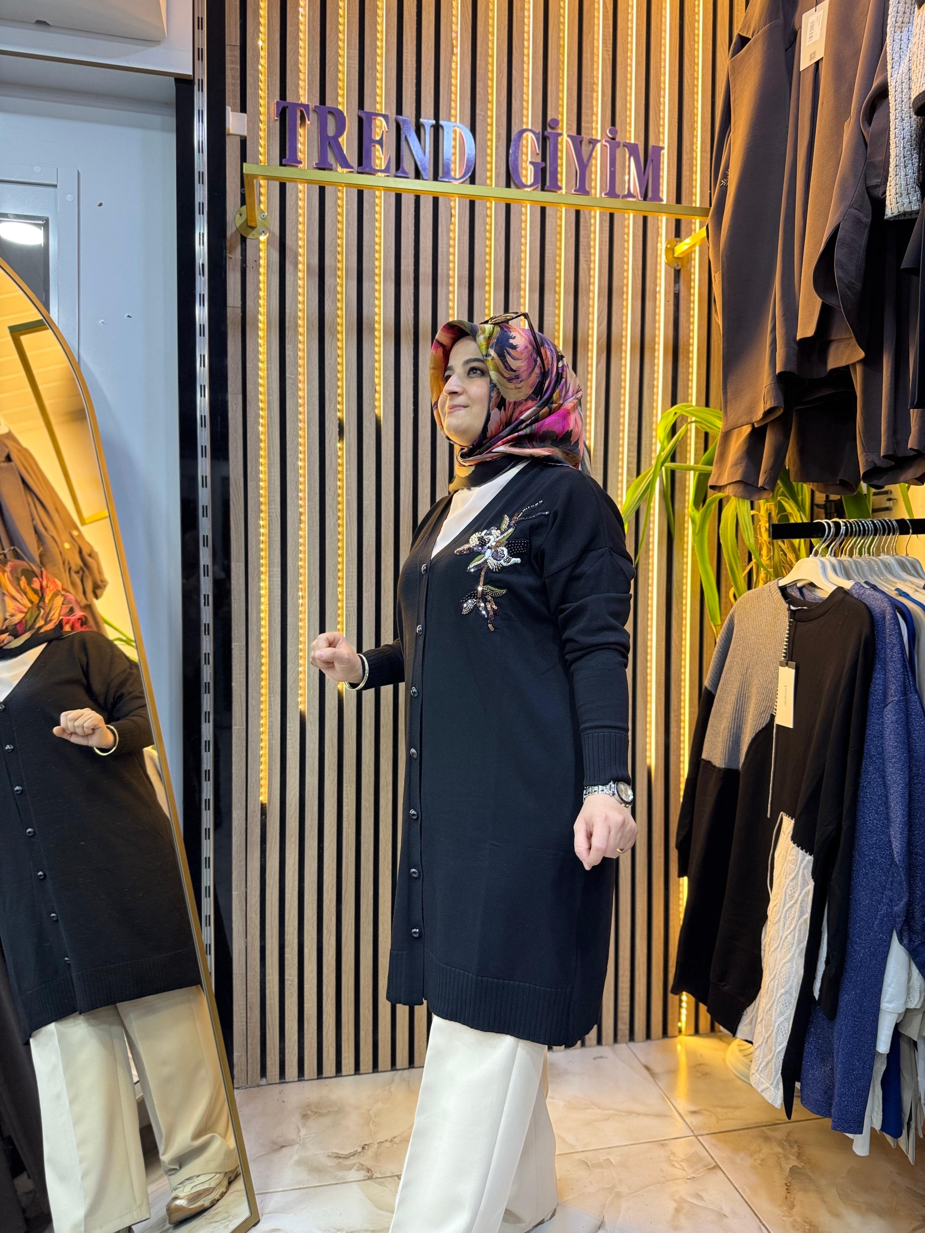 NEFİSE GÜL DETAYLI MERSERİZE HIRKA SİYAH HM01