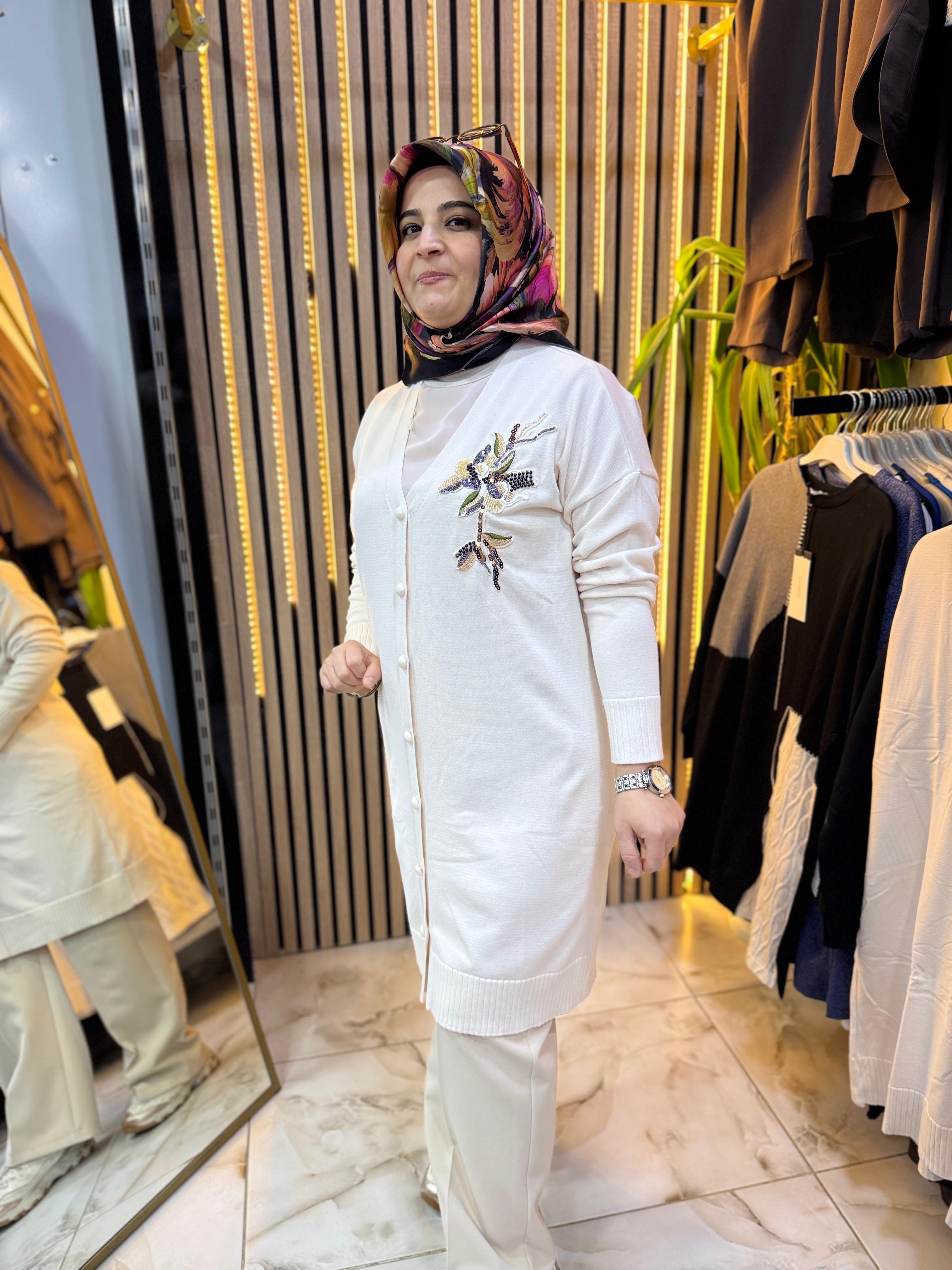 NEFİSE GÜL DETAYLI MERSERİZE HIRKA BEYAZ HM02