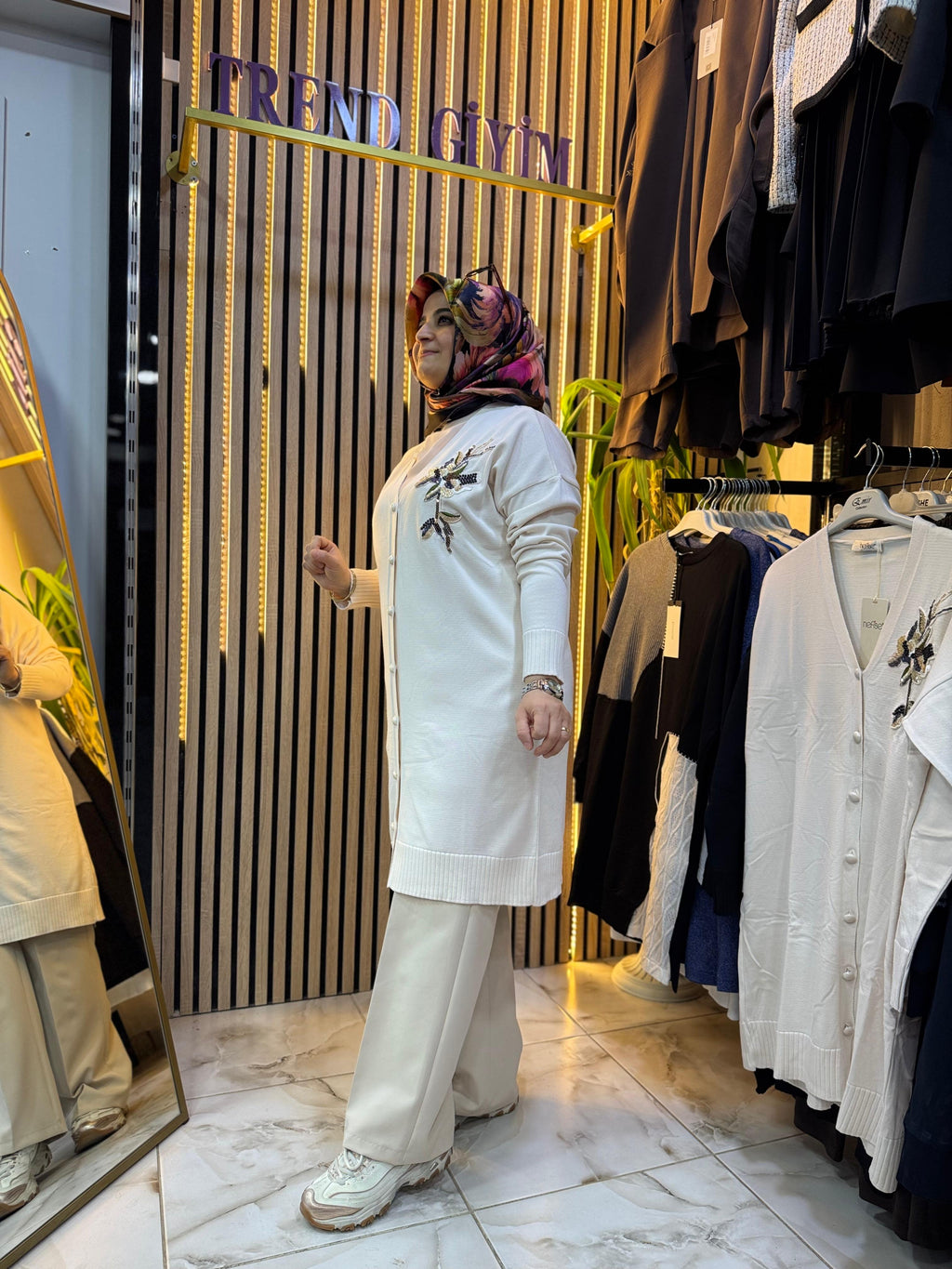 NEFİSE GÜL DETAYLI MERSERİZE HIRKA BEYAZ HM02