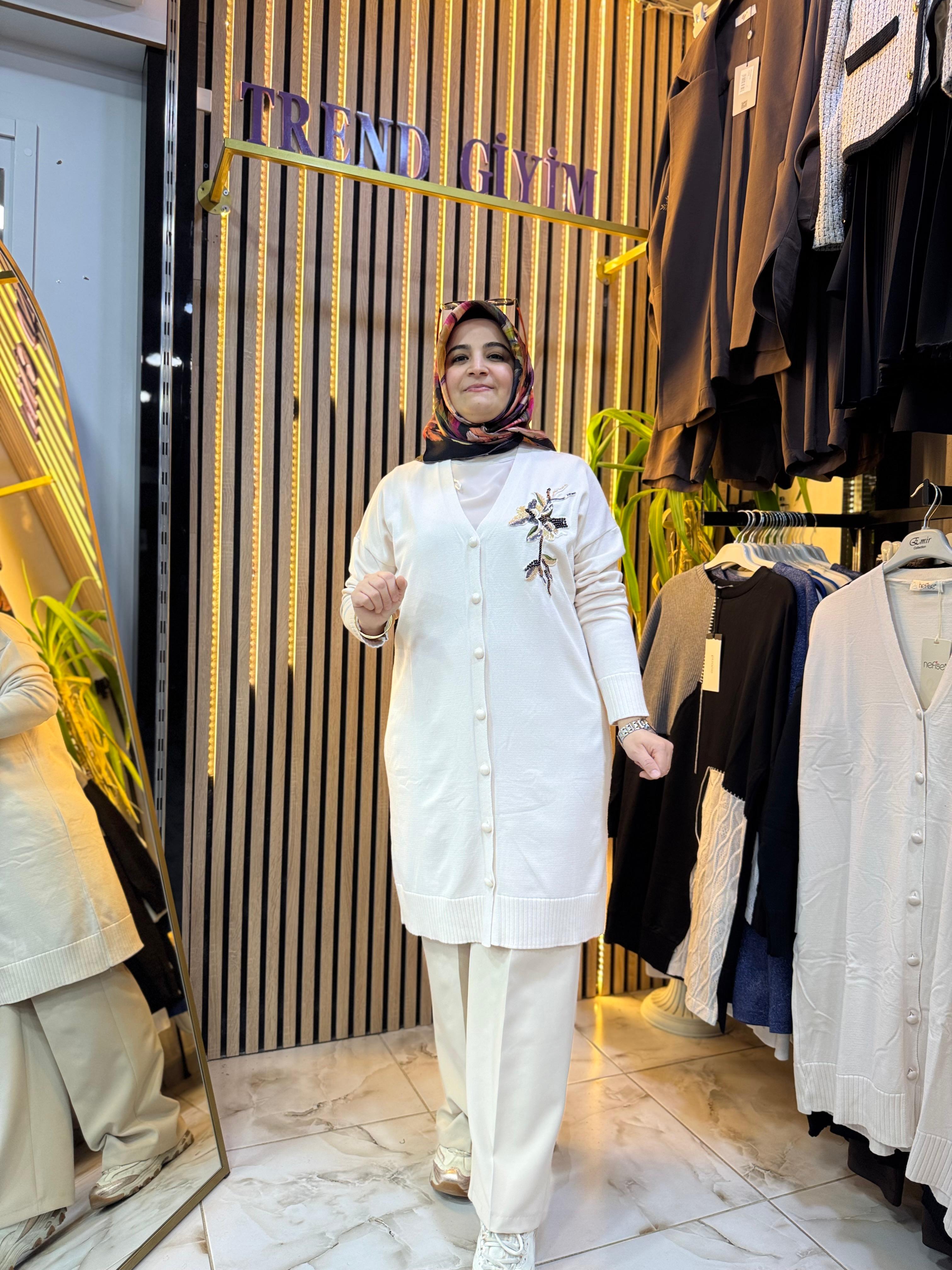 NEFİSE GÜL DETAYLI MERSERİZE HIRKA BEYAZ HM02