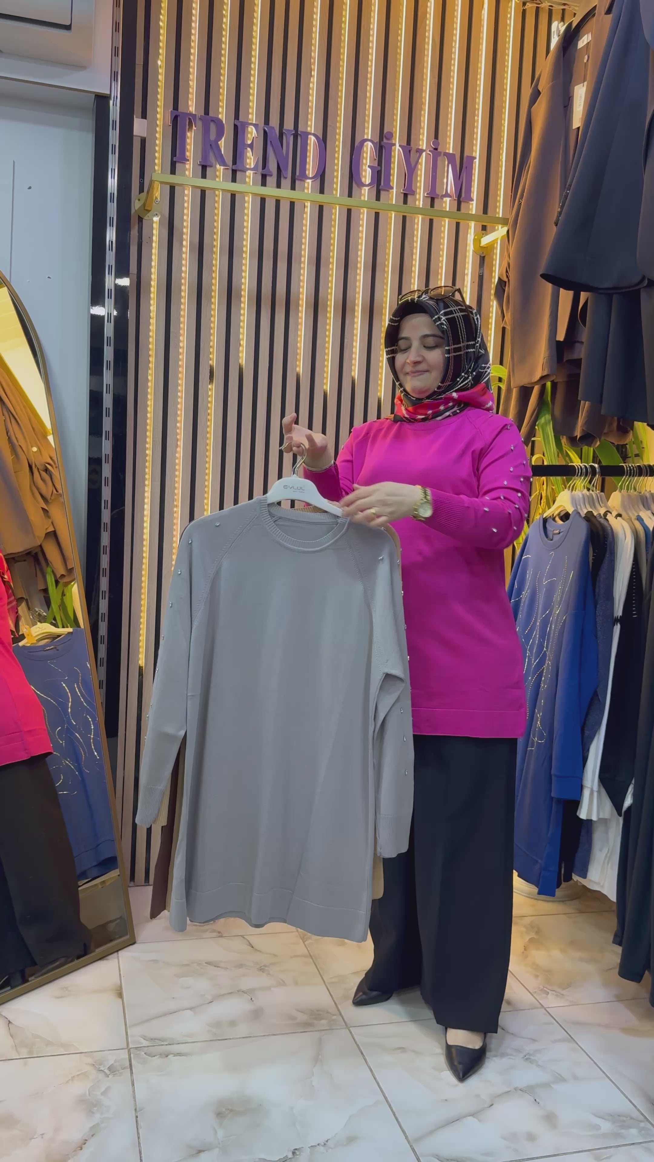 Videoyu yükle: MERSERIZE KOLU TAŞLI TUNIK FUŞYA